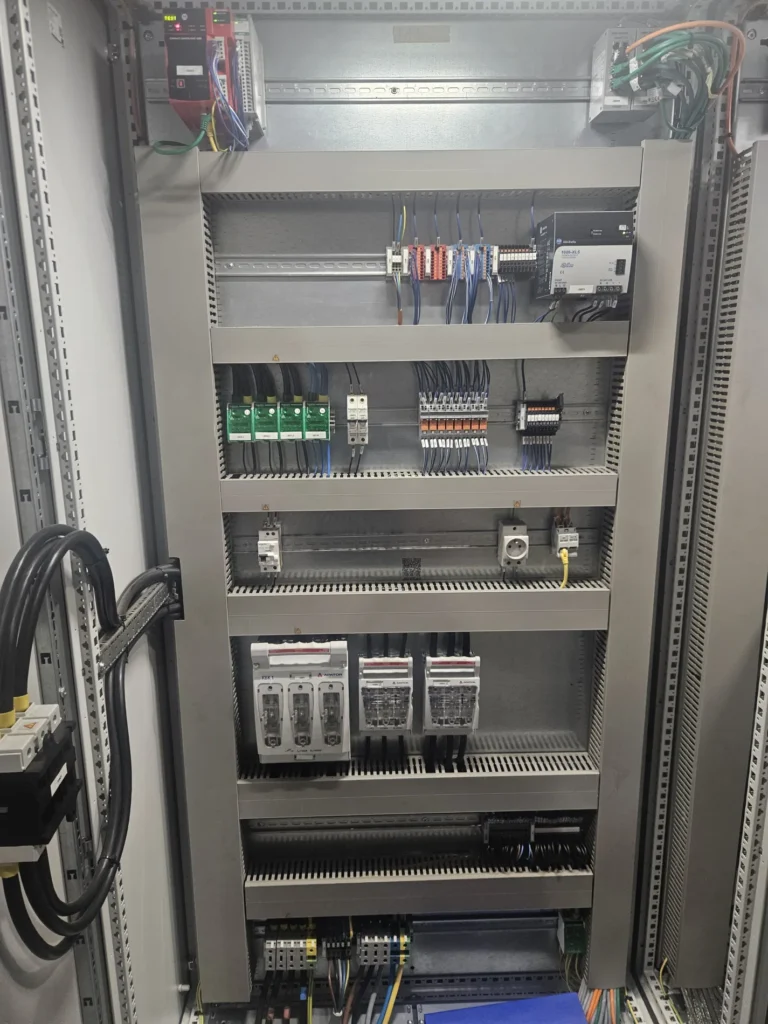 Kompleksowa prefabrykacja szafy sterowniczej: rozmieszczenie aparatury modułowej, listew zaciskowych i koryt kablowych zgodnie ze standardami przemysłowymi.