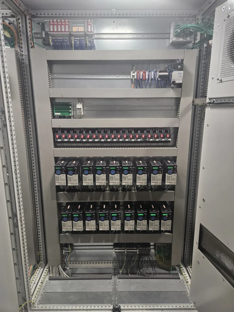 Prefabrykacja szaf sterowniczych: montaż wysp wejść/wyjść (remote I/O) oraz korygowanie okablowania strukturalnego w systemach automatyki przemysłowej.