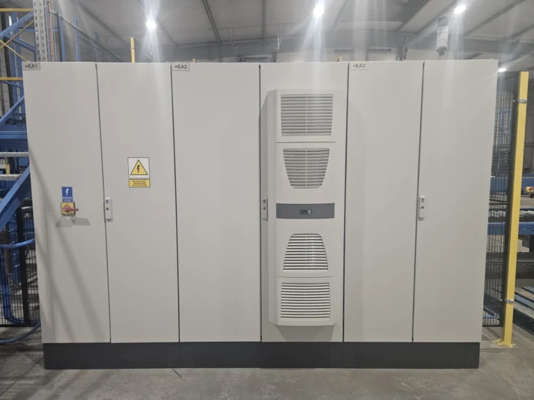 Rozdzielnice przemysłowe Rittal z systemem chłodzenia (klimatyzator szafowy). Gotowe szafy sterownicze przygotowane do uruchomienia u klienta