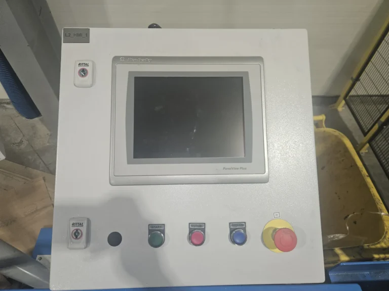 Panel operatorski HMI Allen-Bradley PanelView Plus zamontowany na pulpicie sterowniczym. Programowanie wizualizacji procesów przemysłowych i sterowania maszyną.