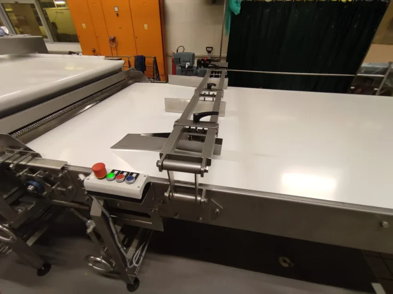 Higieniczny przenośnik taśmowy do transportu żywności (herbatniki, pieczywo). Konstrukcja ze stali nierdzewnej z łatwym dostępem do czyszczenia taśmy.